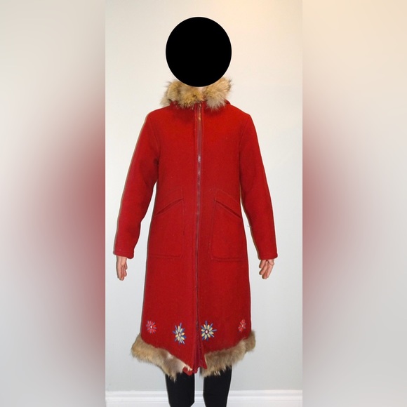 Vintage Yukon Parka with Fur, Dogsled Appliqué and Floral Needlework - Picture 3 of 6